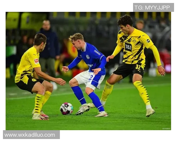 年轻帅气的足球明星如何在绿茵场上展现魅力与实力的完美结合 年轻帅气的足球明星如何在绿茵场上展现魅力与实力的完美结合