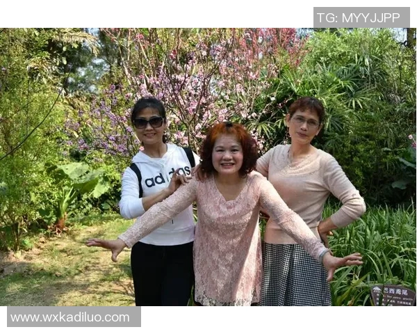 足球明星亲临青秀山畅游美景感受自然魅力与足球激情交融