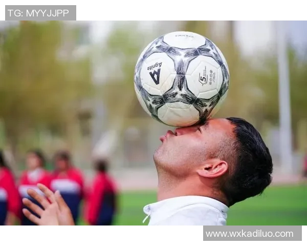 足球明星在绿茵场上脚踩足球的精彩瞬间与背后的故事