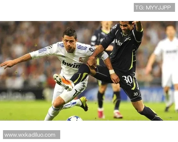 足球明星独特纹身与眼睛特写的魅力展示与解析