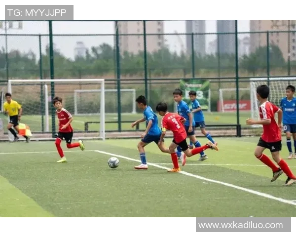 瘦小足球明星的精彩瞬间与成长故事，展现他们的拼搏与梦想